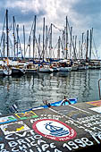 Azzorre, Isola di Faial - Il porto di Horta, i coloratissimi murales dipinti dai velisti nelle loro traversate atlantiche. 